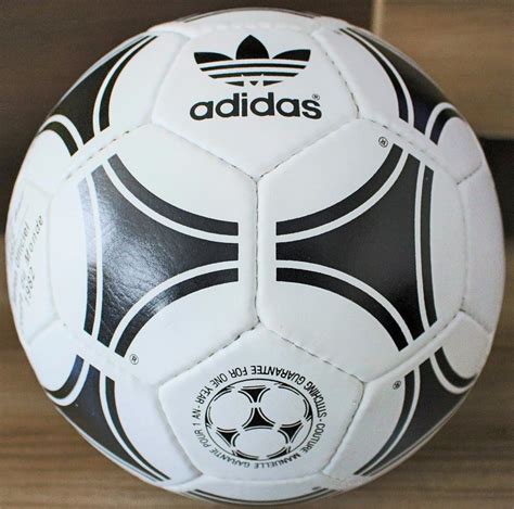 bola de futebol adidas antiga|bolê de futebol original.